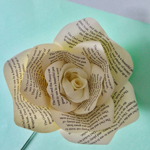 Làm hoa hồng bằng giấy báo