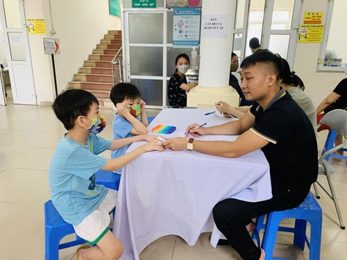 Trường mầm non Bồ Đề phối hợp với Trạm y tế phường Bồ Đề tổ chức tiêm chủng Vaccine Covid-19 cho trẻ 5 tuổi