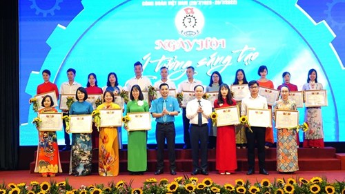 Đ/c Hoàng Thị Quỳnh Anh  - Giáo viên trường mầm non Bồ Đề vinh dự nhận giải thưởng trong  Ngày hội ý tưởng sáng tạo trong CNVCLĐ Quận Long Biên năm 2022 