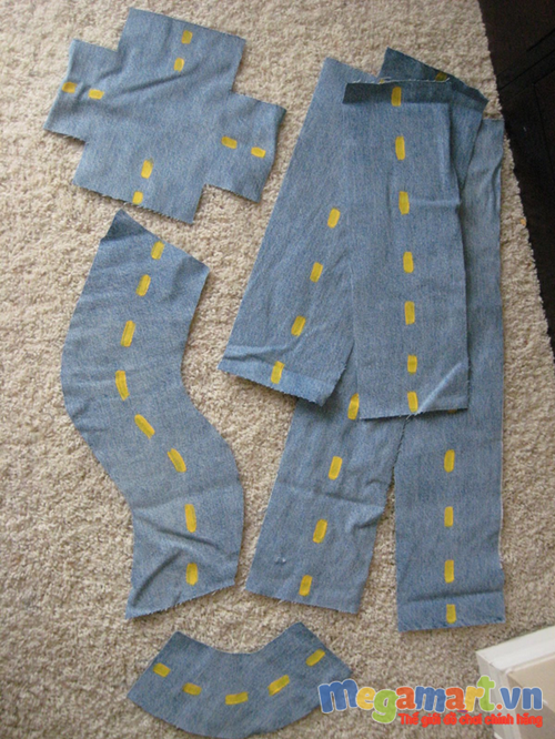 Quần jeans cũ làm đồ chơi cho bé