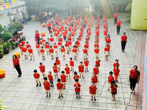 Hoạt động thể dục buổi sáng của các bé trường Mầm non Bồ Đề