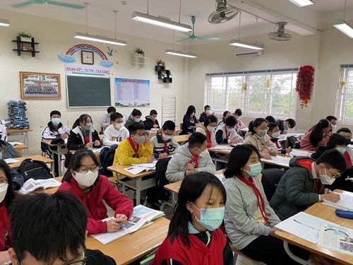 Ngày đầu đi học trở lại của học sinh lớp 7 đến lớp 12 trên địa bàn quận Long Biên