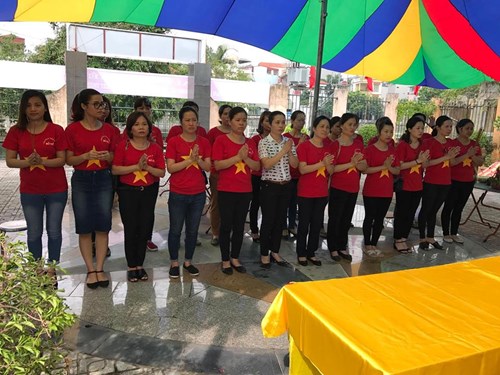 Trường MN Bồ Đề tổ chức viếng Đài tưởng niệm liệt sỹ và thăm hỏi gia đình chính sách nhân dịp kỷ niệm 70 năm ngày thương binh liệt sỹ