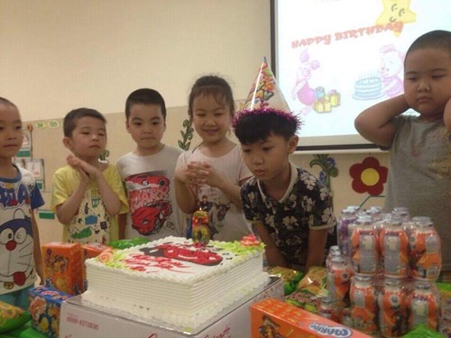 Tổ chức sinh nhật cho bé ở trường mầm non là buổi tiệc dành riêng cho con.

