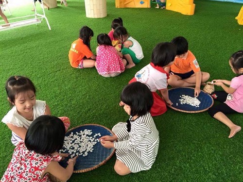 Vui chơi là hoạt động chủ đạo của các bé tại trường mầm non bồ đề.

