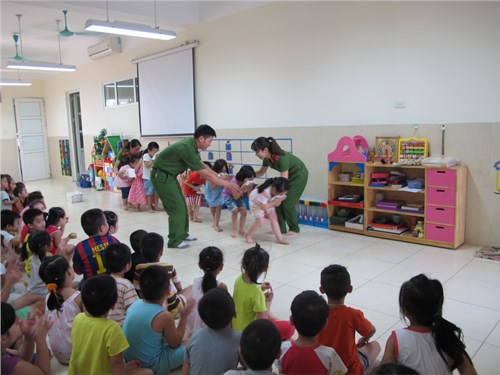 Trường mầm non Bồ Đề đã tổ chức tập huấn kỹ năng an toàn PCCC cho các bạn nhỏ trong nhà trường.