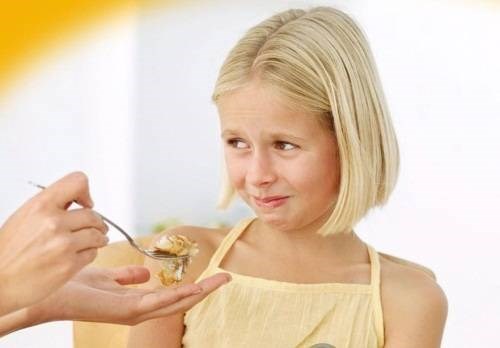 Chan canh vào cơm cho trẻ ăn: 4 tác hại không ngờ