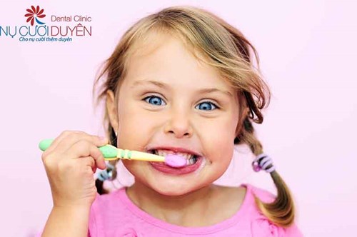Nên tập thói quen đánh răng cho trẻ lúc mấy tuổi?