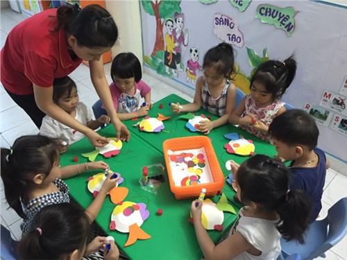 Trường mầm non Chim Én tổ chức hướng dẫn trẻ làm đồ dùng đồ chơi sáng tạo