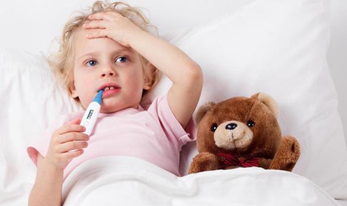 Kháng sinh và thuốc hạ sốt: Phản ứng thù địch có thể nguy hại cho trẻ