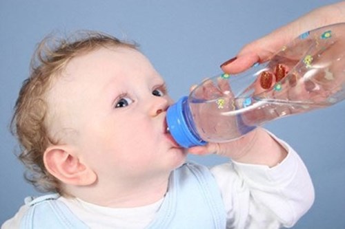 Mùa đông, cho trẻ uống nước thế nào cho đúng?