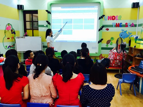 Giáo viên Chim Én cùng  học tập nâng cao trình độ CNTT.