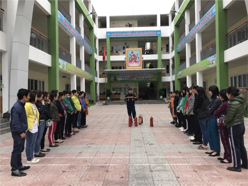 Trường mầm non Chim Én  tổ chức tập huấn Phòng cháy chữa cháy cho CBGV – NV và học sinh  trong trường.