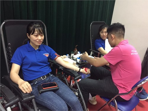 Trường MN Chim Én hưởng ứng phong trào hiến máu nhân đạo do hội chữ thập đỏ Phường Gia Thụy tổ chức.