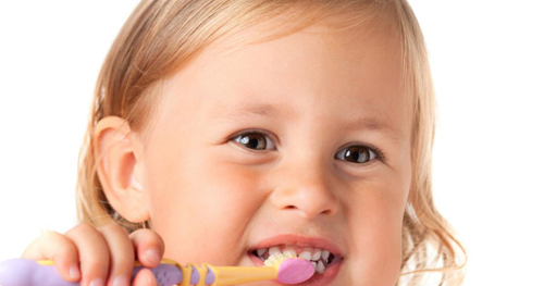  Cho trẻ dùng lẫn kem đánh răng của người lớn: Chuyên gia khuyến cáo gì?