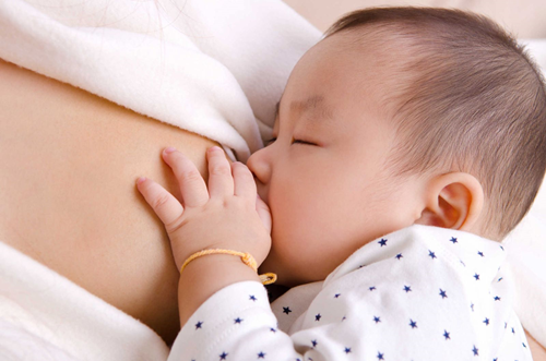  Vắc xin phòng COVID-19 mRNA không ảnh hưởng tới sữa mẹ