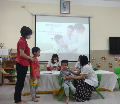 Trường Mầm non Chim Én tổ chức khám sức khỏe cuối năm học cho học sinh