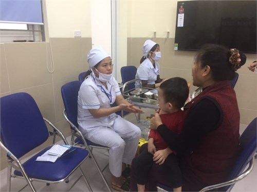 Tổ chức tiêm Sởi -  Rubella trong chiến dịch tiêm bổ  sung vắc xin Sởi -  Rubella tại trường mầm non Chim Én
