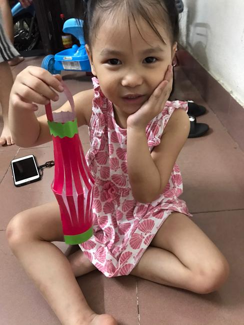 Bạn Quỳnh Anh cũng góp 1 chiếc đèn lồng xinh xắn: