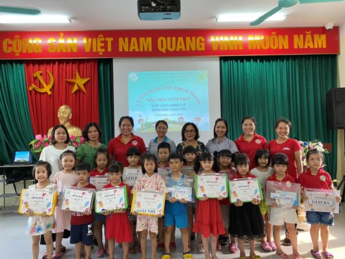 “Họa sĩ nhí” câu lạc bộ vẽ khối mẫu giáo lớn trường mầm non Chim Én trổ tài trong cuộc thi vẽ tranh tại chỗ năm học 2019-2020.            