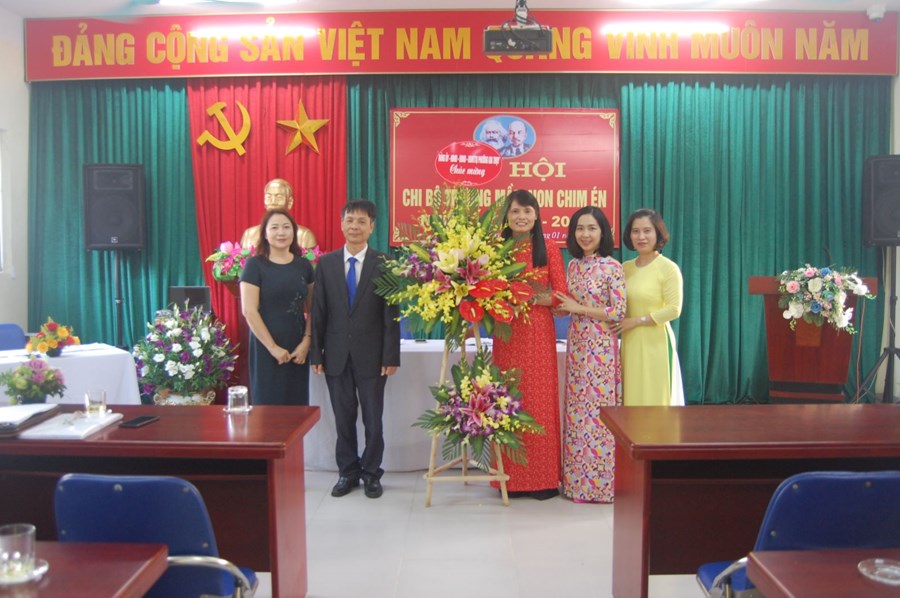 Thay mặt Đảng ủy, HĐND, UBND, UBMTTQ phường Gia Thụy có bó hoa tươi thắm  chúc mừng Đại hội