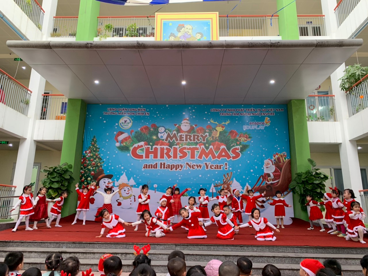 Các bé đã cùng nhau nhảy hết mình theo điệu nhạc sôi động Feliz Navidad do các bé lớp nhỡ B2-B4 thể hiện