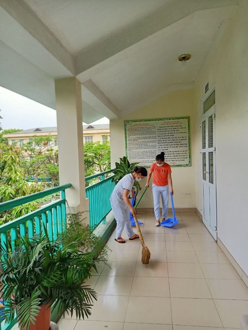 Trường MNCk tiếp tục duy trì tổng vệ sinh vào thứ 6 hàng tuần phòng chống dịch Covit 19