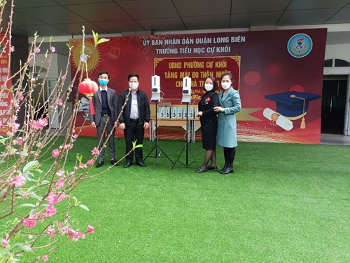Trường MN Cự Khối được UBND phường Cự Khối trao tặng 02 máy đo thân nhiệt cho nhà trường.