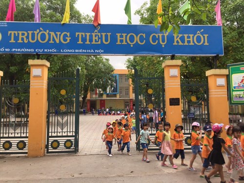 Trường mầm non cự khối tổ chức cho trẻ 5 tuổi tham quan trường tiểu học cự khối