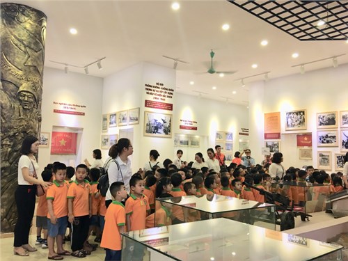 Trường Mầm non Cự Khối tổ chức cho trẻ đi tham Bảo tàng Phòng không  Không quân - Xem xiếc
