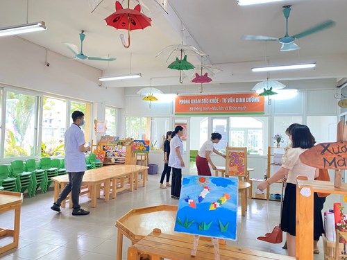 Trường mầm non Đô thị Sài Đồng phối hợp với trạm y tế phường thực hiện tổng vệ sinh, khử khuẩn đồ dùng đồ chơi, lớp học để chuẩn bị đón học sinh tới trường.