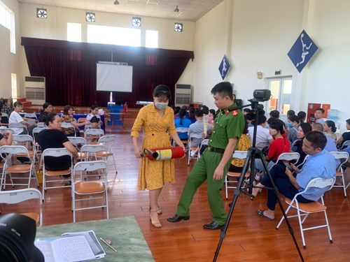 Trường MN Đô thị Sài Đồng phối hợp với Công an PCCC quận Long Biên tổ chức tập huấn, bồi dưỡng nghiệp vụ PCCC, thực tập phương án chữa cháy. 