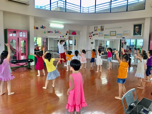 Giờ học múa của các bé lớp MGL A1