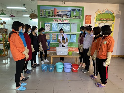 Ngày 1/3/2021 CB-GV-NV Trường Mầm Non Đô Thị Sài Đồng tiếp tục vệ sinh khử khuẩn môi trường trong và ngoài lớp học, sẵn sàng đón học sinh quay trở lại trường.