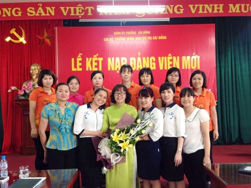 Đồng chí Trần Thị Hằng - Đảng viên mới của Trường Mầm non Đô thị Sài Đồng 