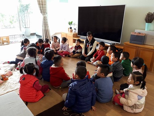 Các bé lớp Mẫu giáo Lớn A4 tới thăm nhà bạn Vân Hà