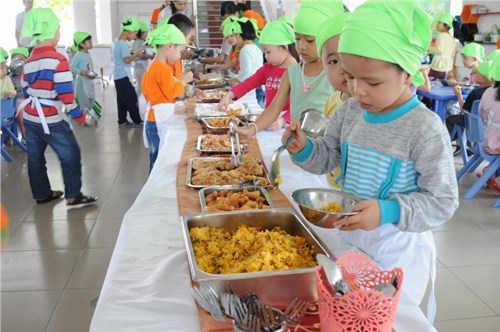 Trường Mầm non Đô Thị Sài Đồng đã đem đến cho các bé những bữa tiệc Buffet tuyệt vời khiến các bé vô cùng thích thú và hào hứng.