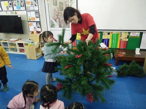 Chúng mình cùng đến lớp C1 lắp cây thông Noel chào đón giáng sinh nào