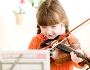 Bé là người có thể học tập thông qua âm nhạc thì nên dạy dỗ trẻ như thế nào?