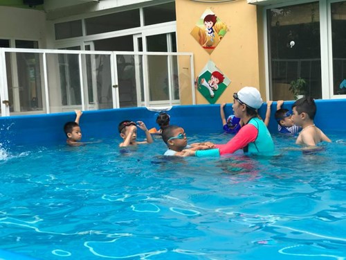 Các bạn lớp Mẫu giáo Nhỡ B1 vui học bơi