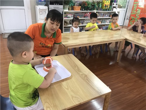 Kỹ năng tự phục vụ: Cô Thu Hương hướng dẫn các bạn lớp Mẫu giáo Bé C2 cách đánh răng