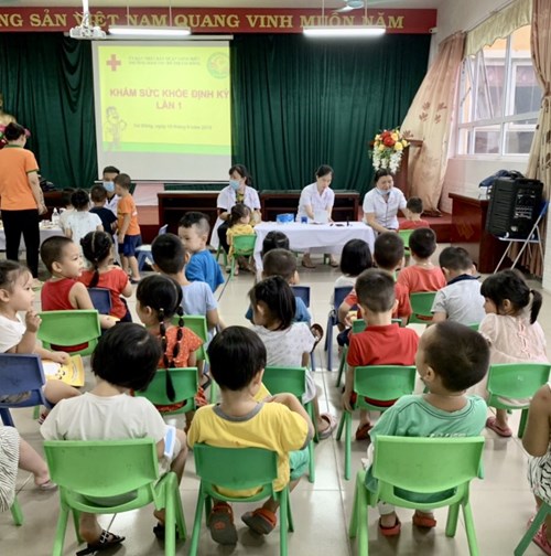 Trường mầm non Đô thị Sài Đồng phối hợp với các bác sĩ trung tâm y tế Quận Long Biên tổ chức khám sức khỏe lần 1 cho học sinh toàn trường