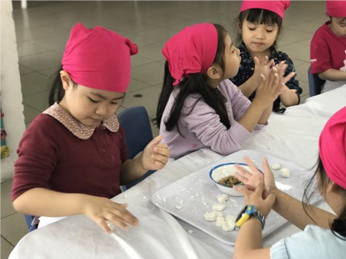 Các bé trường mầm non Đô thị Sài Đồng làm bánh trôi bánh chay ngày Tết Hàn Thực