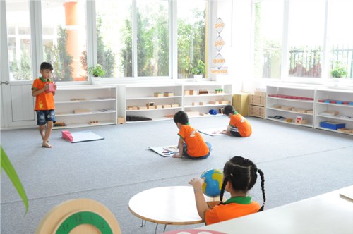 Trẻ hoạt động ở phòng ứng dụng Montessori