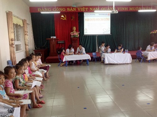 Trường mầm non Đô thị Sài Đồng phối hợp với Viện dinh dưỡng ứng dụng tổ chức khám sức khỏe cho trẻ