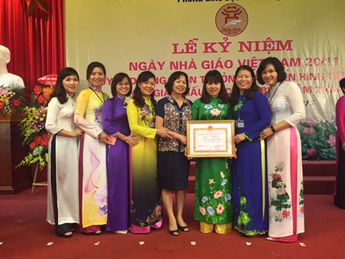 Trường Mầm non Đô thị Sài Đồng vinh dự nhận bằng khen hoàn thành xuất sắc nhiệm vụ của UBNDTP Hà Nội trao tặng trong lễ tuyên dương khen thưởng