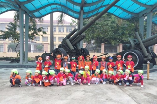Các bạn nhỏ tham quan bảo tàng vũ khí quân đội nhân dân Việt Nam