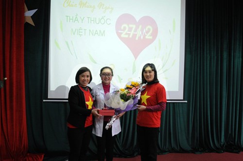 Kỷ niệm ngày thầy thuốc Việt Nam, công đoàn chúc mừng đồng chí Nguyễn Thanh Hương - nhân viên y tế nhà trường