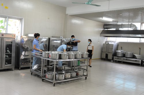 Nhà trường phối hợp với các bậc phụ huynh kiểm tra khu vực bếp ăn