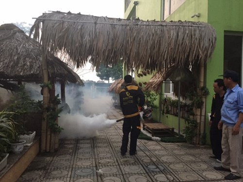 Trường mầm non Đô thị Sài Đồng phun thuốc diệt muỗi phòng chống sốt xuất huyết và virus zika